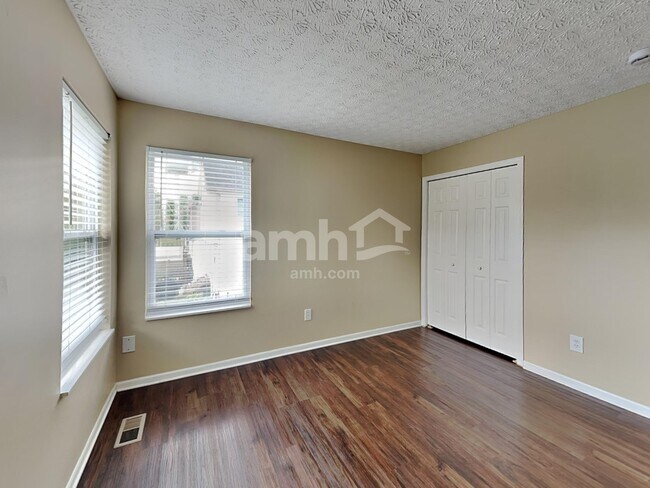 Building Photo - 512 Longview St