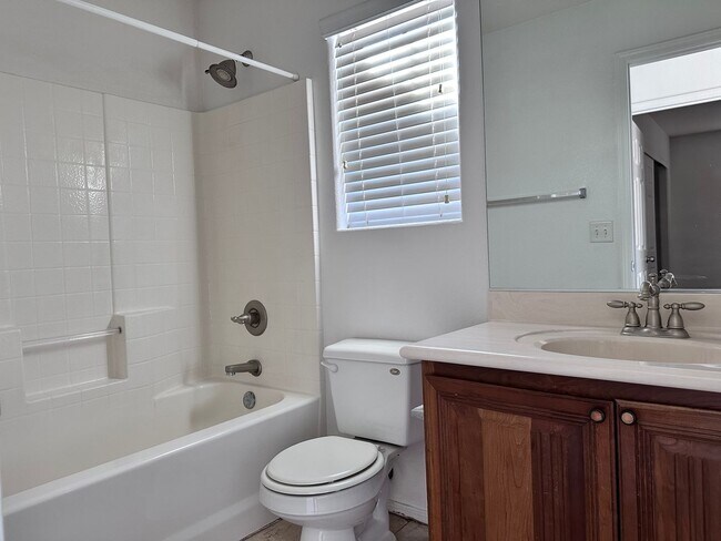 Building Photo - 4 bedroom and 3 full bathroom, 1 Bedroom a...