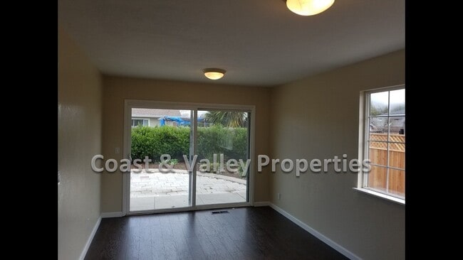 Building Photo - Lovely South Salinas Home!