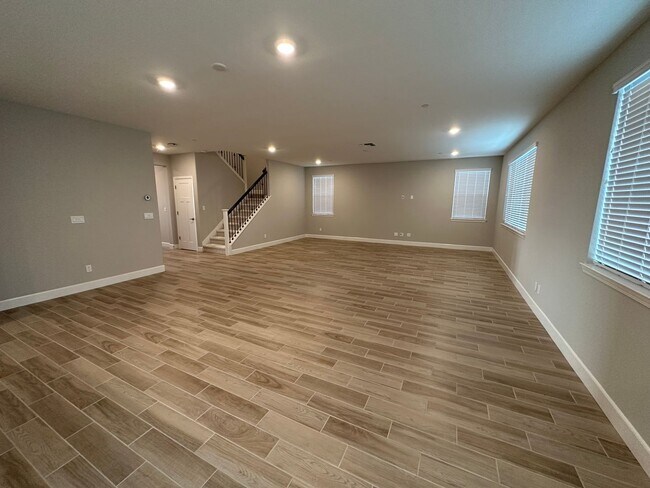 Building Photo - 1561 Osborn Dr