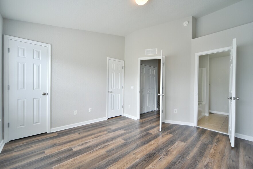 Building Photo - 4490 SW 49th Ave