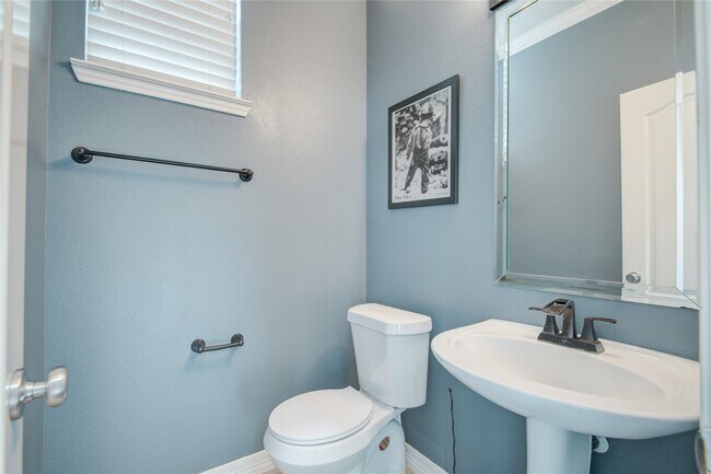 Building Photo - 5417 Lillian St