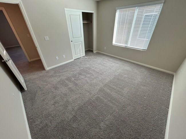 Building Photo - Gorgeous two-story home with 5 bedrooms and 3 bathrooms in a gated community