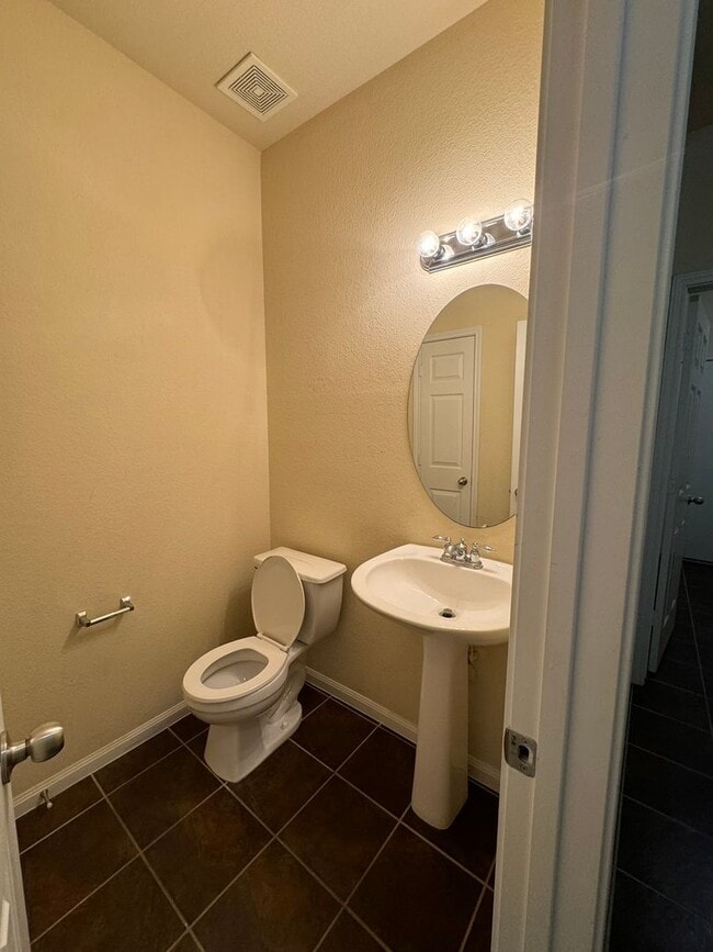 Building Photo - Beautiful 2 Story 4 Bdrm 2.5 Bath With a Loft