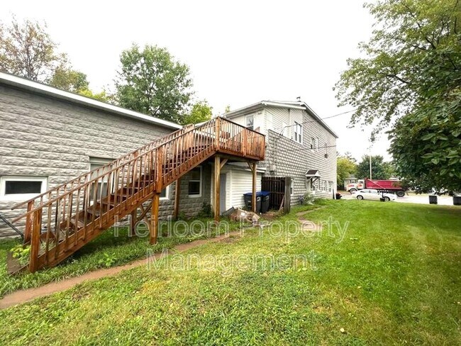 Building Photo - AVAILABLE APRIL 1st - 2 Bed 1 Bath Upper Apt!