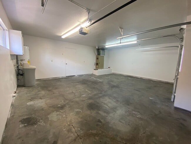 Building Photo - *DONT MISS OUT ON THIS GREAT MOVE IN SPECIAL! 1/2 OFF OF FIRST FULL MONTHS RENT!!