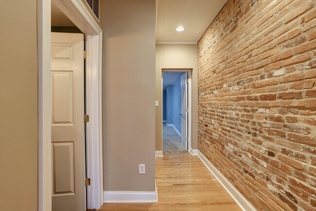 Building Photo - (2BD/1.5BA) Fabulous Patterson Park Townhome