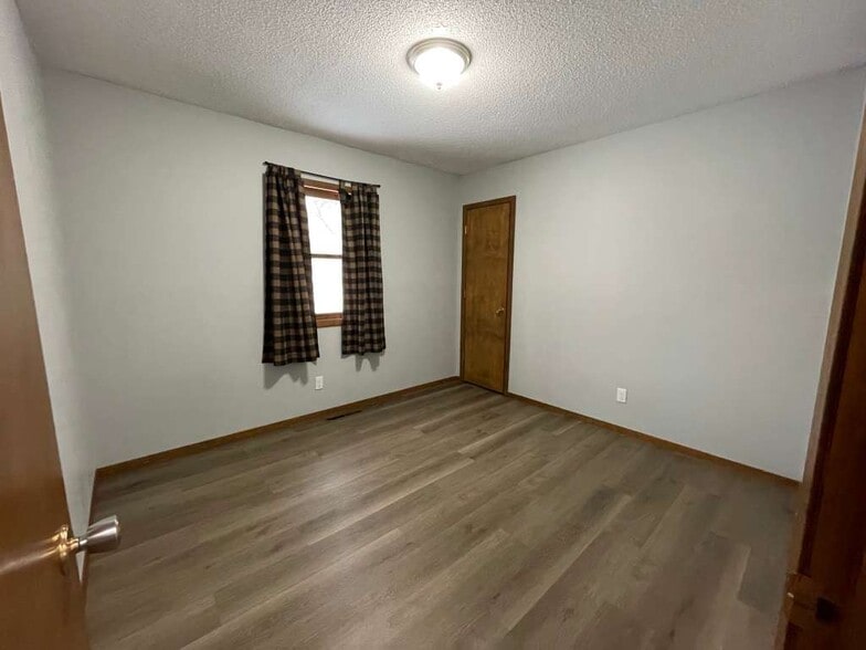Building Photo - 416 Lakeland Dr SE