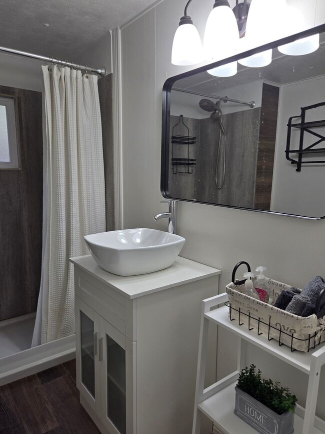 Building Photo - Great Two Bedroom Close To Midtown