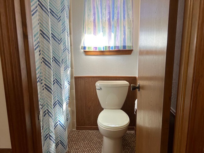 Building Photo - Spacious 3 Bedroom