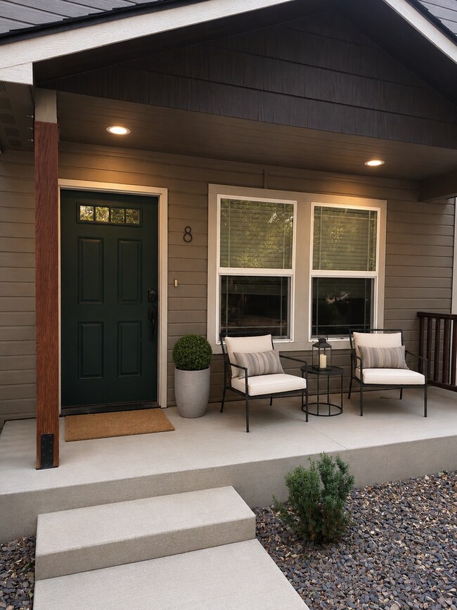 Building Photo - Spacious Selah Townhome with Dual Suites & Walk-In Closets. AND are giving you $250 Off!
