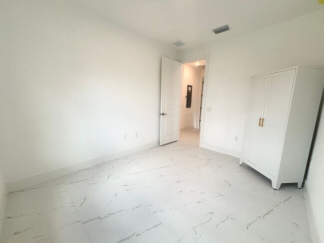 Building Photo - 4400/4402 Golfview Blvd