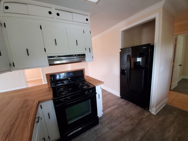 Building Photo - For Lease - Spacious 3 BR|1 BA Home, 10 Mi...