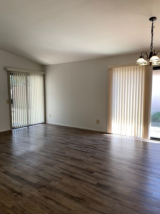 Building Photo - 3 bedroom 2 bath