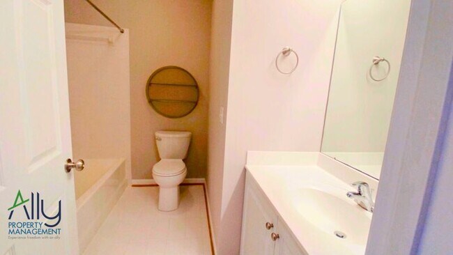 Building Photo - 908 Rainier Rd