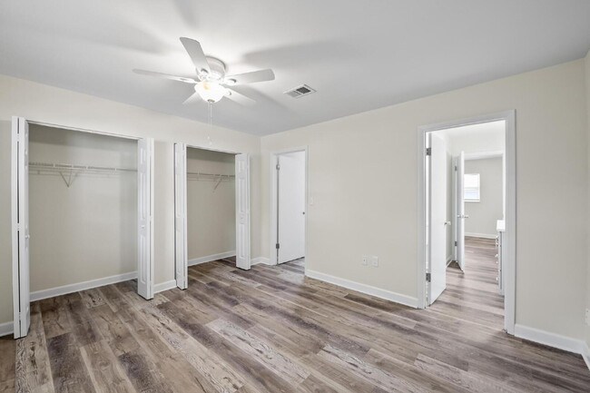 Building Photo - "Charming 2-Bed Townhouse with Modern Comf...