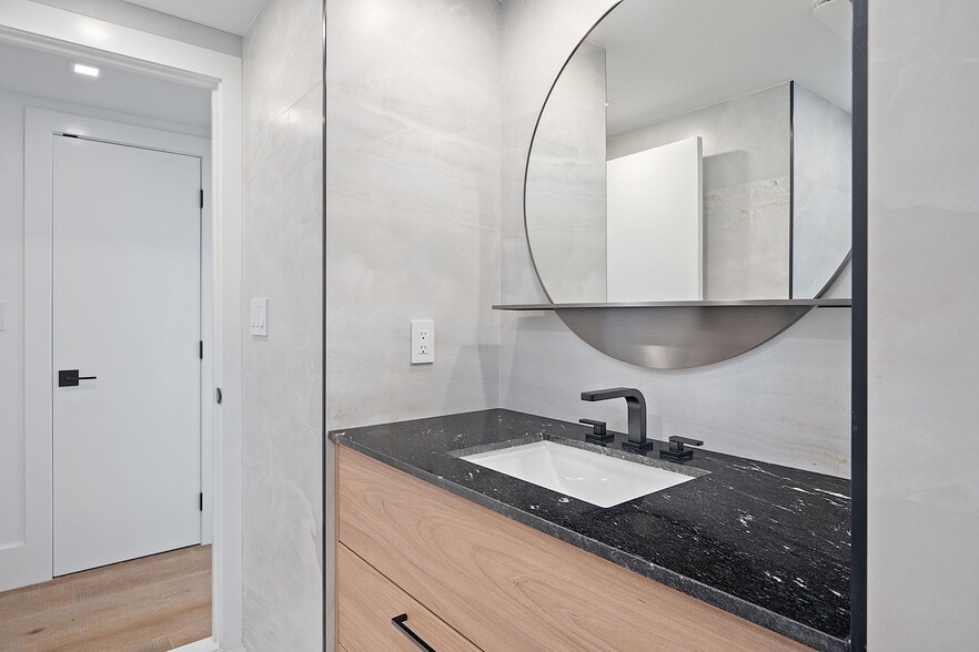 Guest Bath - 4020 Galt Ocean Dr