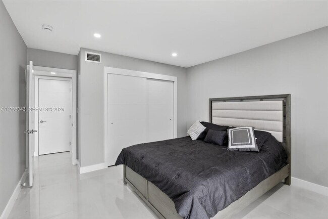 Building Photo - 3675 N Country Club Dr