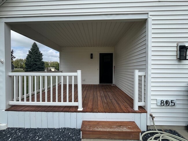 Building Photo - Nice Recently Renovated 3 Bedroom Duplex i...