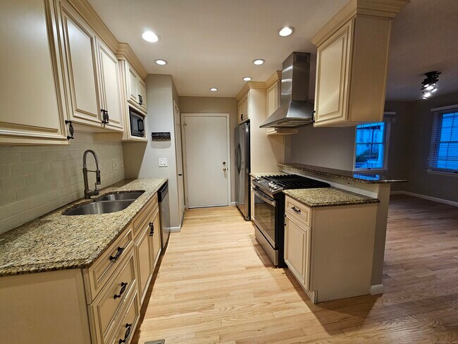 Building Photo - 246 Seaside Ave