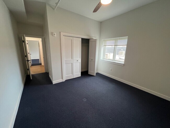 Building Photo - Beautiful 2 bedroom/2 bathroom Apartment Unit