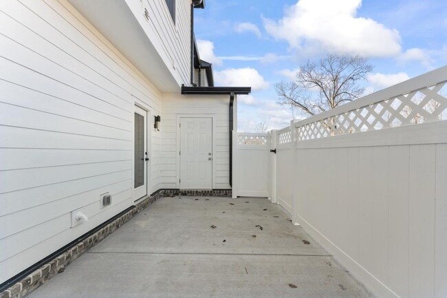 Building Photo - Beautiful New Townhouse in the Heart of Mu...