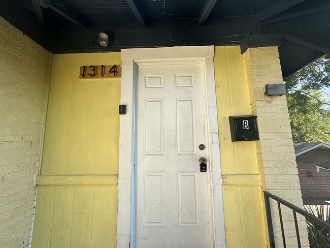 Building Photo - 3/1 2nd Story Duplex - Newly Updated!