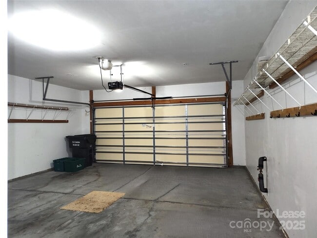 Building Photo - 14616 Juventus St