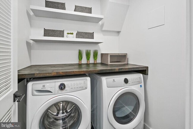 Building Photo - 1316 8th St NW