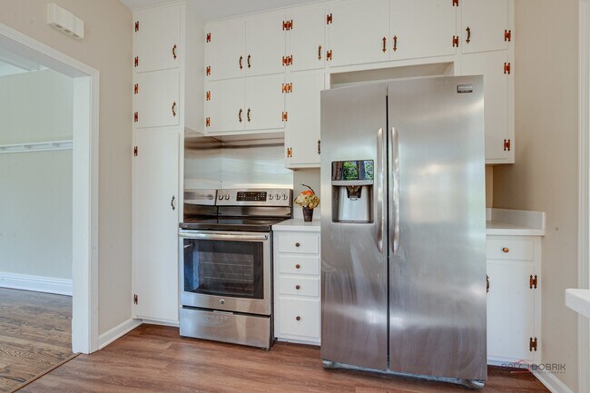 Building Photo - 544 Ravine Ave