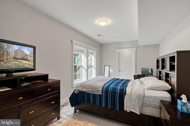 Building Photo - 1604 Colonial Ln