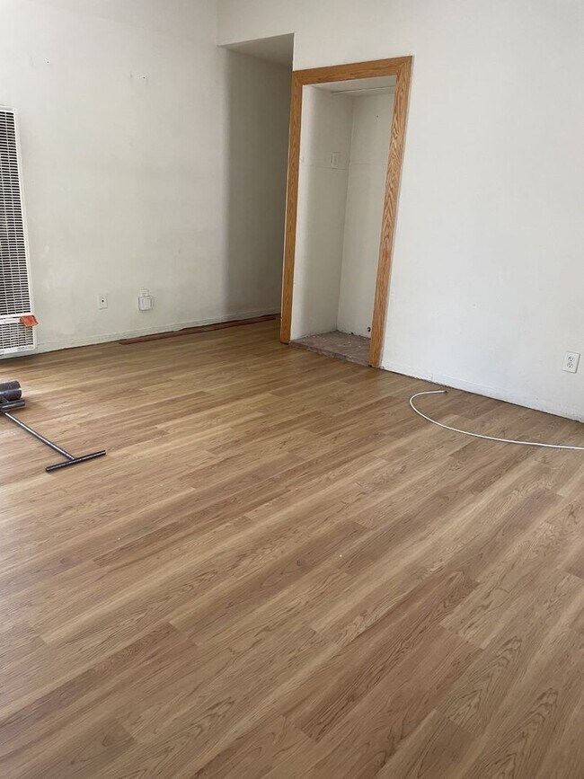 Building Photo - 3BD/2BA Single Family Home with POOL! –  $...