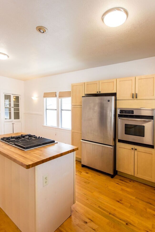 Building Photo - Charming 2 Bedroom House with Expansive Wo...