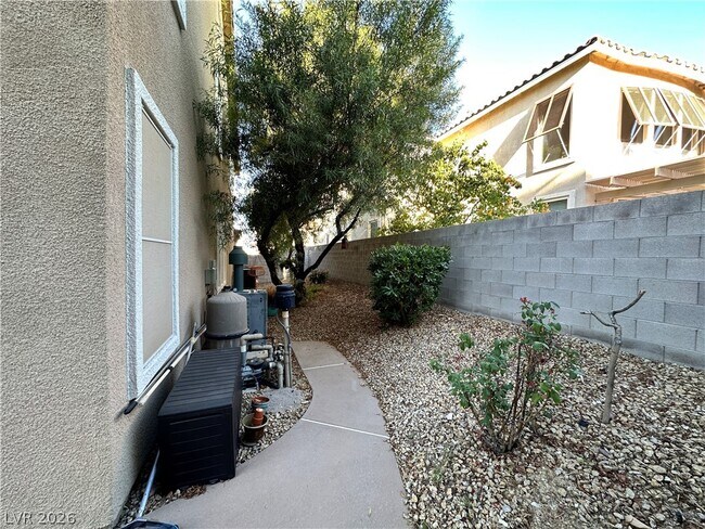 Building Photo - 1211 Martini Dr
