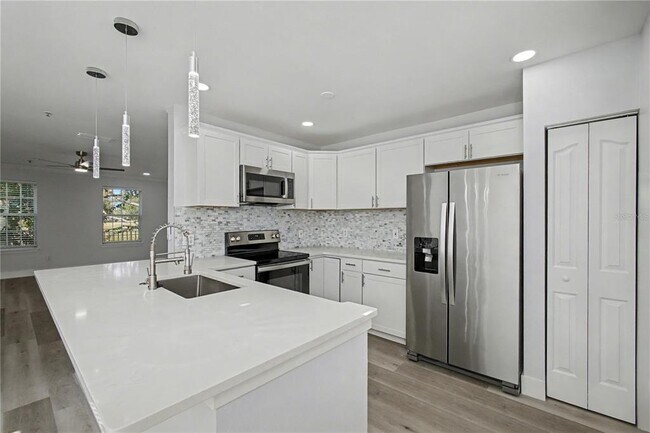 Building Photo - 1042 WATERSIDE Dr