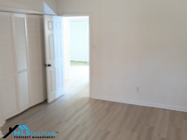 Building Photo - 4100-4105 Five Oaks Dr