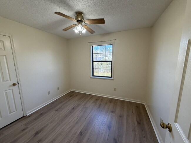 Building Photo - Home For Rent