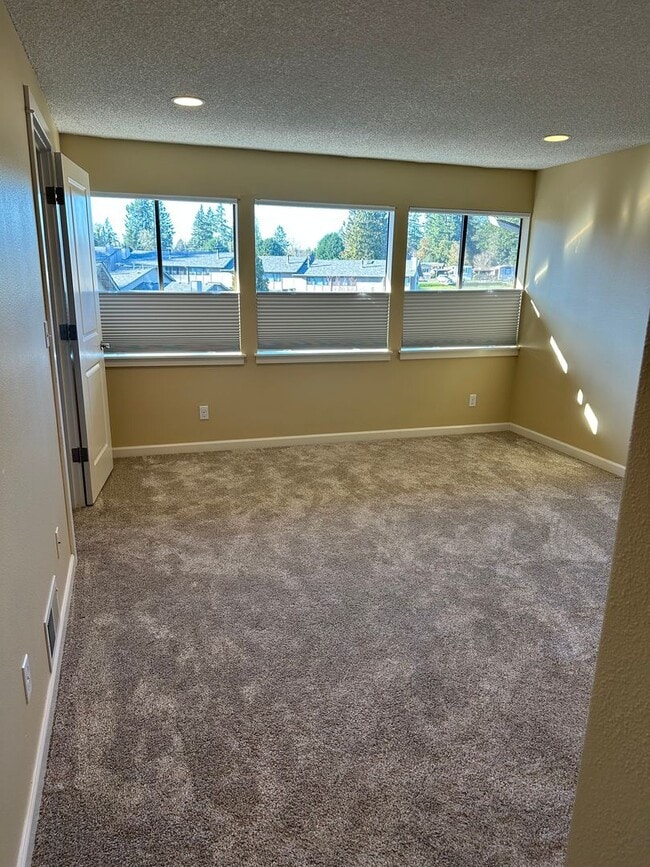 Building Photo - Gated Lakefront Rental Opportunity