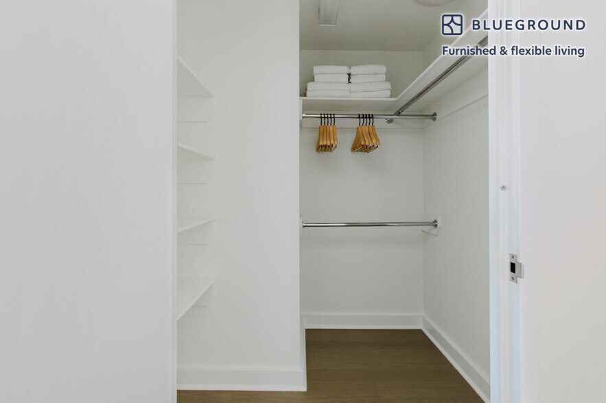 Building Photo - 450 W 42nd St