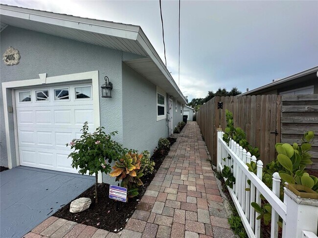 Building Photo - 2416 Webber St