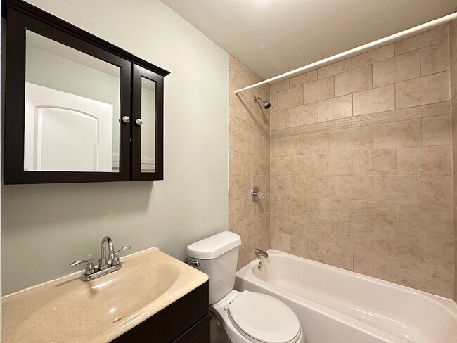 Building Photo - 696 Elm Pl