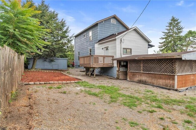 Building Photo - 305 1/2 E Lutton St