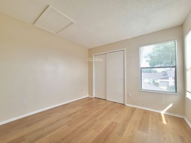 Building Photo - Spacious 3-Bed Townhome with 1st-Floor Mai...