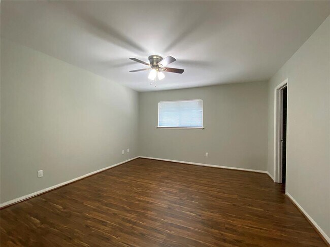 Building Photo - 515 Tallowood Rd