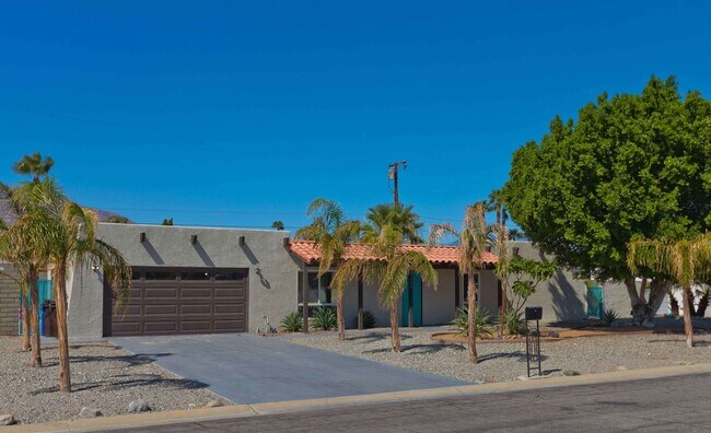 Building Photo - Modern home w Private Pool, Spa, Pets Welc...