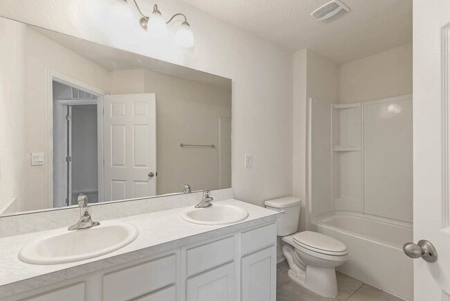 Building Photo - Silver Leaf townhouse w/ Office!