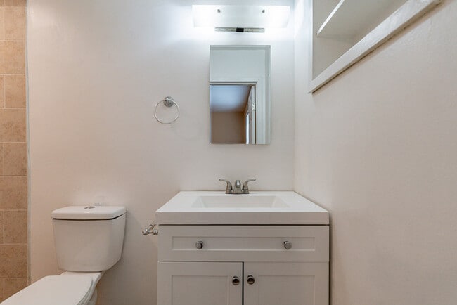 Building Photo - 1025 W 12th Pl