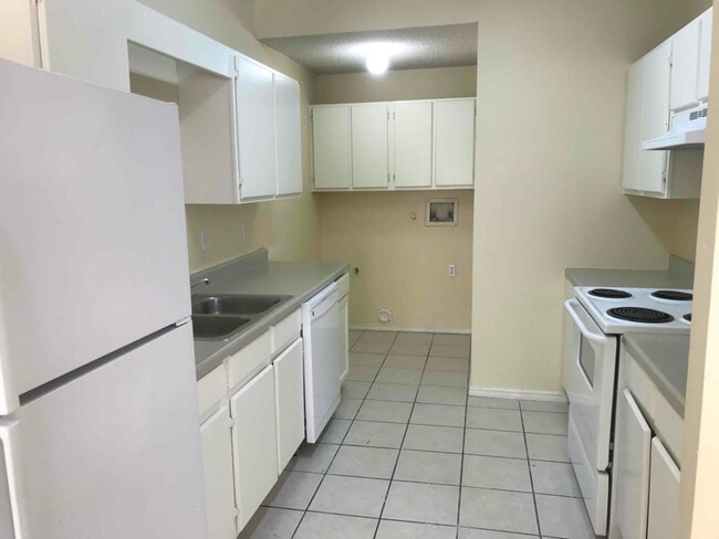 Building Photo - 7644 Windsor Oaks