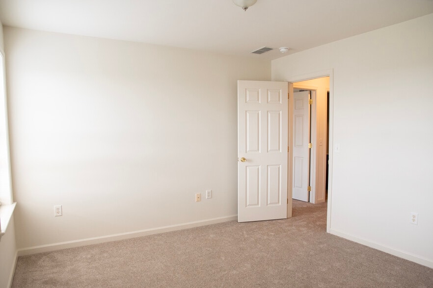 Building Photo - 6 Parkview Ter