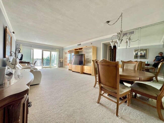 Building Photo - 3150 N Palm Aire Dr
